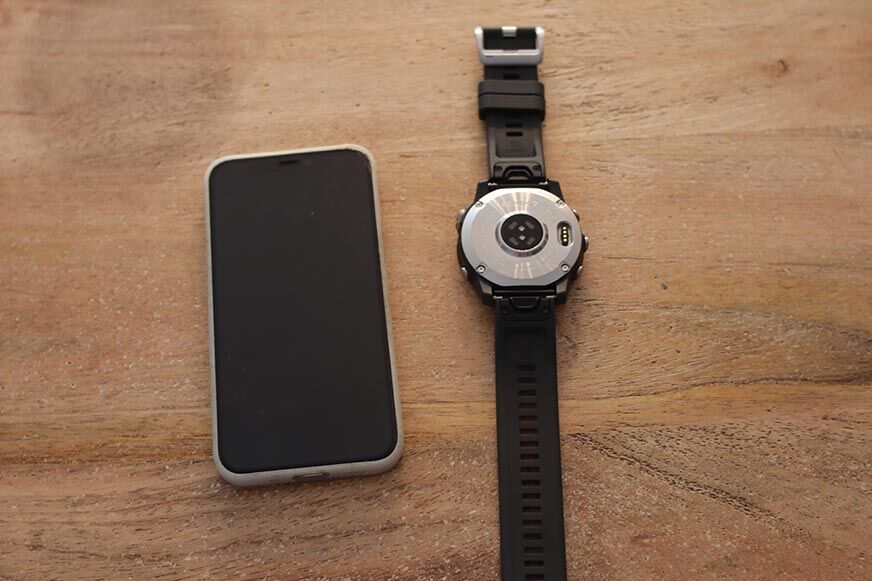 Man sieht die Rückseite der Garmin Fenix 7.